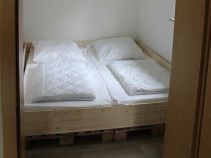 Kleines Schlafzimmer mit Doppelbett