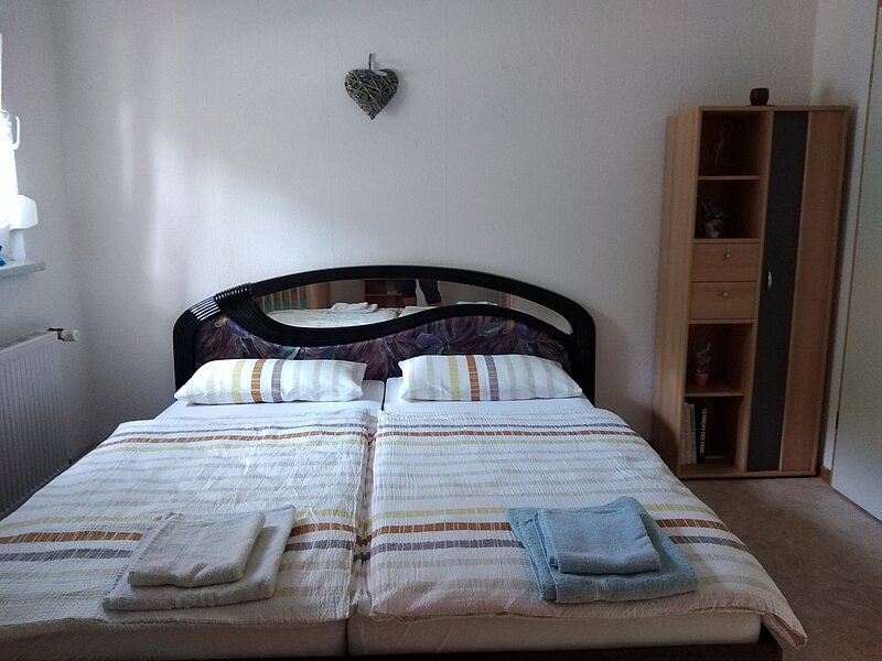 Schlafzimmer mit Doppelbett Ferienwohnung 3