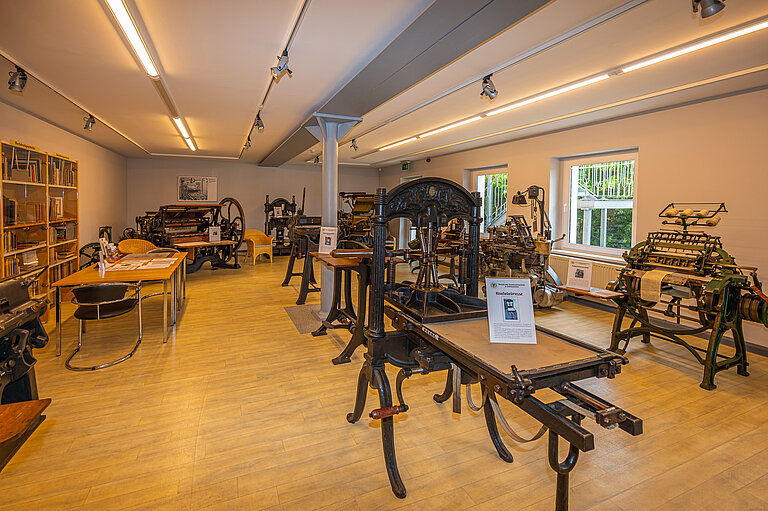 Das Buchdruckmuseum in Gräfenhainichen. Zu sehen sind verschiedene Buchruckmaschinen als Ausstellungsmodelle.