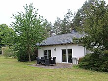Kleines Ferienhaus mit Terrasse und Sitzmöbeln