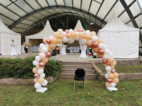 Hier wurde die Freilichtbühne für eine Hochzeit gemietet. Ein Torbogen aus vielen Luftballons vor dem Aufgang zur festlich geschmückten Bühne.