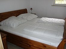 größeres Schlafzimmer mit Doppelbett