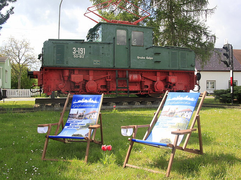 Eine Lok als Bergarbeiterdenkmal in Möhlau mit zwei unserer Liegestühle der Stadt Gräfenhainichen.