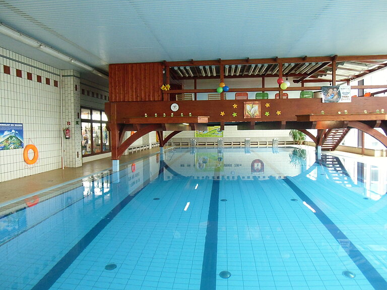 25 Meter Schwimmerbecken mit vier Schwimmbahnen