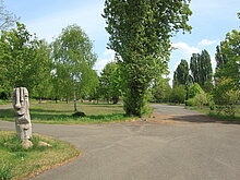 Im Gemeindepark befinden sich Straßen und Kreuzungen. Bäume spenden den Besuchern Schatten.