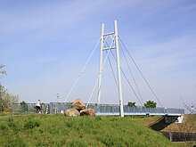 Gremminer Brücke wird von einem Radler überquert.
