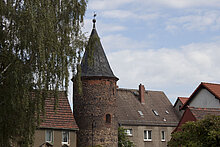 Blick auf den unteren Stadtturm, dieser ist ein Rundturm aus Bruch- bzw. Feldsteinen.