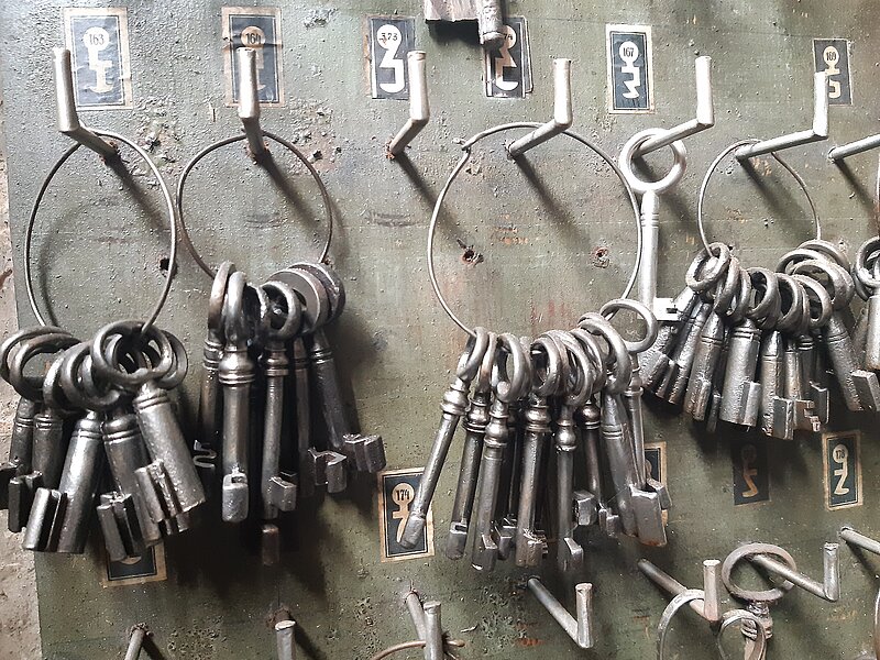 Viele Schlüssel um Schlüsselringe. Schlüsselringe hängen an nummerierten Haken