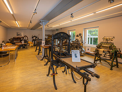 Das Buchdruckmuseum in Gräfenhainichen. Zu sehen sind verschiedene Buchruckmaschinen als Ausstellungsmodelle.
