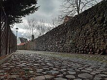 Teil der Stadtmauer aus Bruch- bzw. Feldsteinen mit Kopfsteinpflasterweg