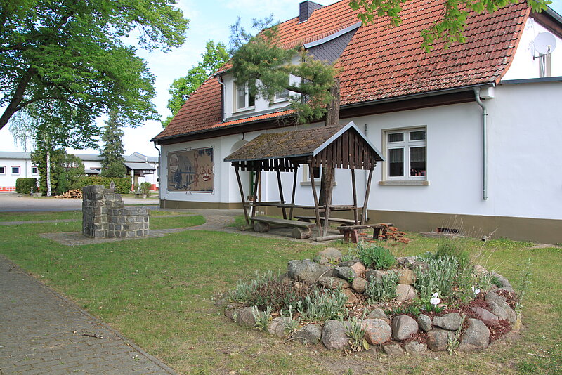 Das Galeriecafe in Tornau und davor befindet sich eine kleine Raufe zum sitzen und verweilen.