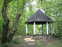 Pavillon mitten im Park zwischen zwei Seen.