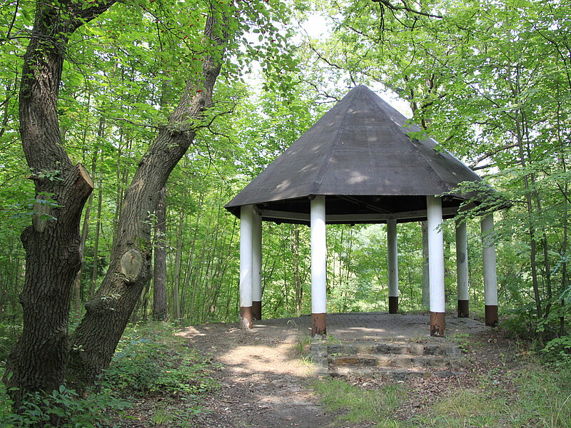 Pavillon mitten im Park zwischen zwei Seen.