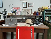 Arbeitsbereich mit Schreibtisch, Bauhelm und Werkzeugkasten im ehemaligen Kraftwerk Zschornewitz