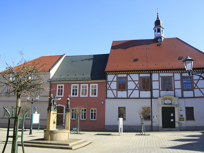 Rathaus und Brunnen der Elemente