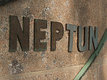 Nahaufnahme vom Wort Neptun vom Planetensystem-Denkmal